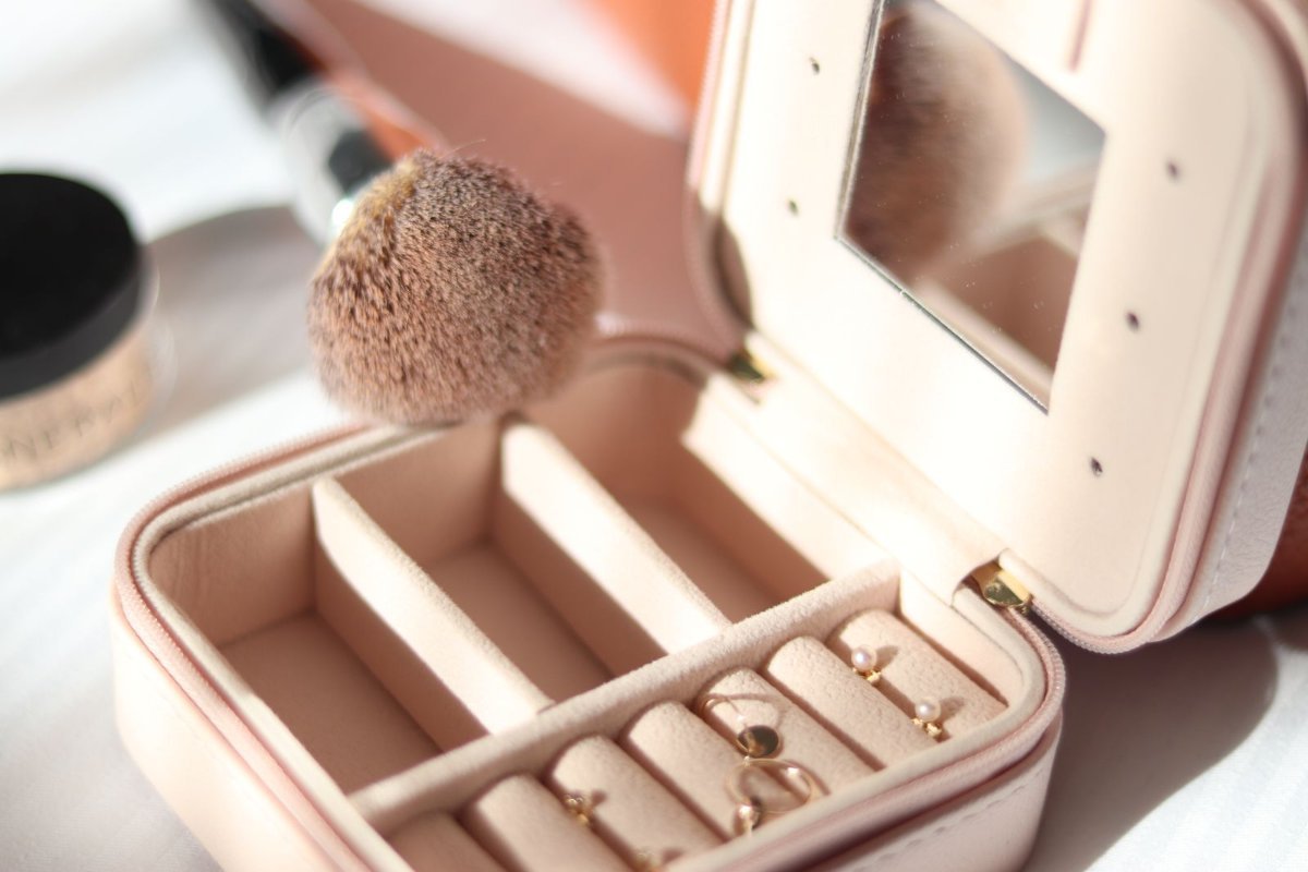 Open jewelry box organizer with compartments